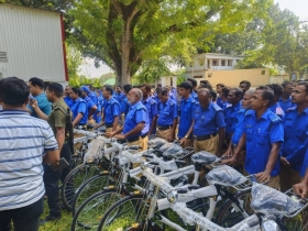 মান্দায় ১৩৭ গ্রাম পুলিশ পেলেন বাইসাইকেল